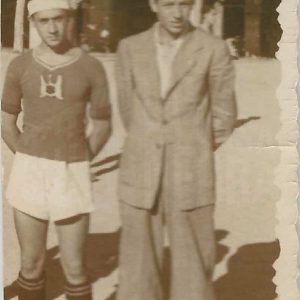 Retrato de dos adolescentes en la Plaza de Parejas en Aranjuez