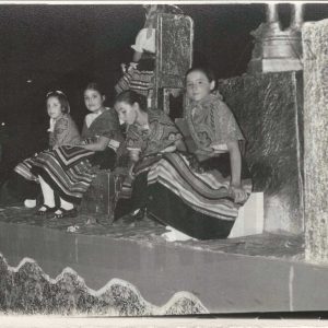 Niñas con trajes folcloricos en una carroza en las Fiestas de Aranjuez