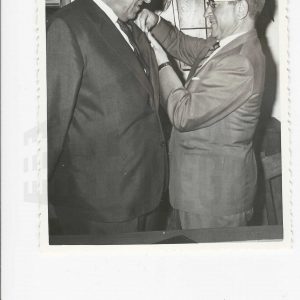 Un varón condecorando a otro