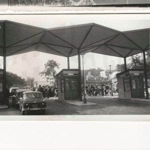 Concentración de personas a la entrada de una fábrica