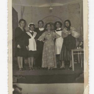 Actrices posando en un escenario