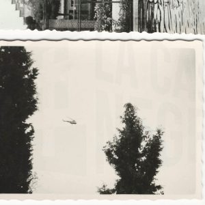 Un helicóptero volando