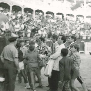 Toreros, niños y otras personas en el ruedo de la Plaza de Toros de Aranjuez