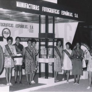 Damas de honor de las fiestas visitando el stand de MAFE (Manufacturas Fotográficas Españolas) de la Feria Industrial y Agrícola de Aranjuez