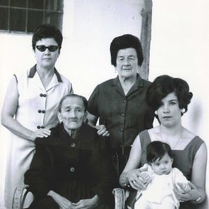 Cuatro mujeres de diversas edades y una niña, todas de la familia de «Los Mangas», en Aranjuez