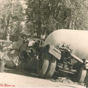 Camión cisterna accidentado en la Carrera de Andalucía frente al Jardín de Isabel II en Aranjuez