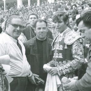 Manuel Benítez «El Cordobés» y otros señores en la Plaza de Toros de Aranjuez