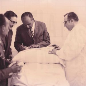 El doctor Hermida y el practicante Luis Rubio en la enfermería de la Plaza de Toros de Aranjuez