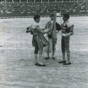 Paco Camino da la alternativa a Vicente Punzón con Manuel Benítez como testigo en la Plaza de Toros de Aranjuez