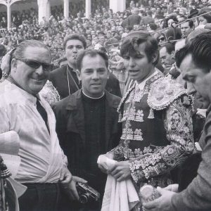 Manuel Benítez «El Cordobés» y otros señores en la Plaza de Toros de Aranjuez