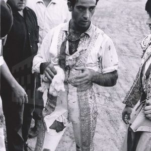 El torero Luis Segura sale del ruedo de la Plaza de Toros de Aranjuez con el traje de luces desgarrado