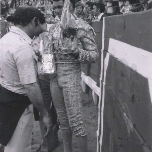 Un torero recibe trofeos en la Plaza de Toros de Aranjuez