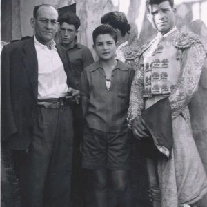 Retrato de un torero con un otras personas en la Plaza de Toros de Aranjuez