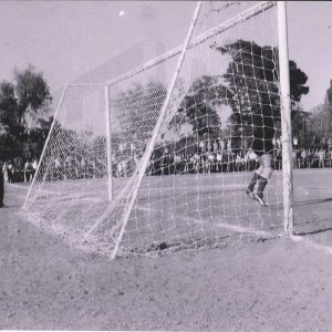 Una jugada en la portería durante un partido de fútbol en Aranjuez