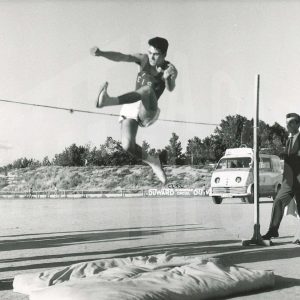 Atleta en salto de altura  en el antiguo Campo Municipal de Deportes de Aranjuez