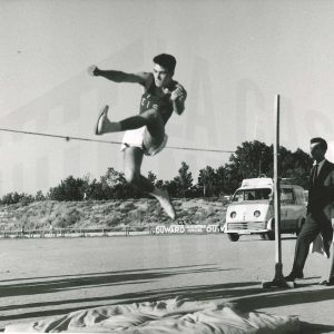 Atleta en salto de altura  en el antiguo Campo Municipal de Deportes de Aranjuez