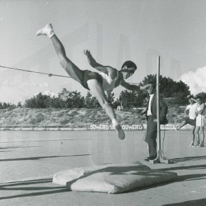 Atleta en salto de altura  en el antiguo Campo Municipal de Deportes de Aranjuez