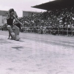 Atleta en una prueba de salto de longitud con motivo de la inauguración del nuevo Estadio Municipal de Deportes de Aranjuez
