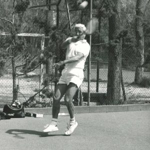 Tenista golpeando la pelota