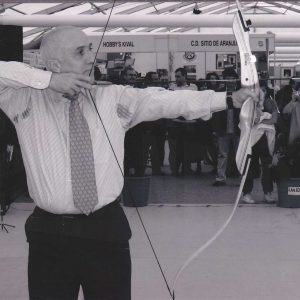 Jesús Dionisio Ballesteros tirando con arco en la Feria del Deporte y del Ocio en Aranjuez