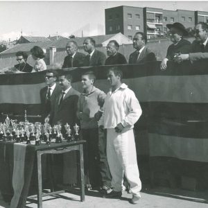 El Alcalde de Aranjuez, Manuel García Moreno y otras personas en la entrega de trofeos del Festival de Atletismo de Aranjuez