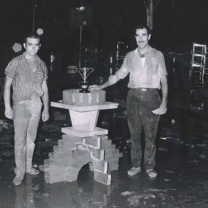 Dos de los ganadores del Concurso de Albañilería de las Fiestas de Aranjuez con su obra y su trofeo