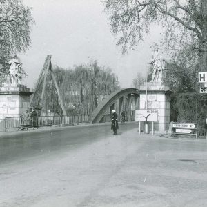Un agente de la Policía Municipal en la entrada al Puente Barcas en Aranjuez