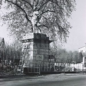 Una de las estatuas del antiguo Puente Barcas de Aranjuez durante las obras de desmantelamiento
