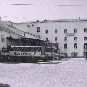 Camiones Manzaneque en la Fábrica de Harinas de Aranjuez