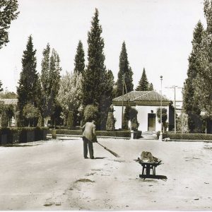 Un trabajador barriendo la calle Príncipe de Aranjuez frente a la Oficina de Turismo