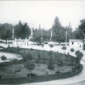 Plaza de Santiago Rusiñol y entrada al Jardín del Parterre de Aranjuez desde los balcones de la casa Gálvez