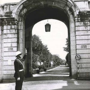 Guardia municipal dirigiendo el tráfico en la confluencia de la Calle San Antonio con Carrera de Andalucía en Aranjuez