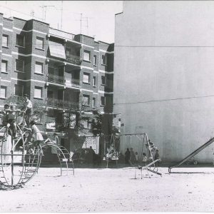 Varios niños en la antigua Plaza de los Columpios en Aranjuez