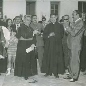 El Alcalde de Aranjuez, Manuel García Moreno, junto al Arzobispo de Madrid, Casimiro Morcillo, y otras autoridades durante una visita al Colegio San José Obrero de Aranjuez