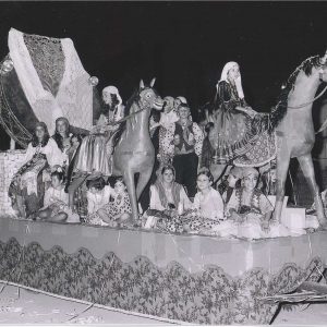Varias personas en una carroza durante las Fiestas de Aranjuez