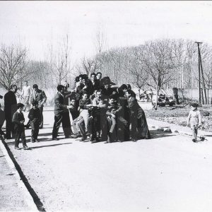 Grupo de personas montadas en una Vespa en Aranjuez