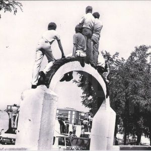 Varios chicos viendo un partido del Aranjuez C.F. desde el denominado «tendido de los sastres»