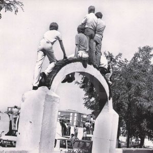 Varios chicos viendo un partido del Aranjuez C.F. desde el denominado «tendido de los sastres»