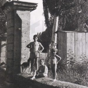 Niños y un perro en el caz, junto a la Casa de la Monta en Aranjuez