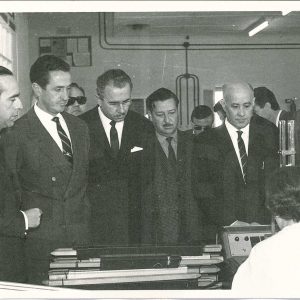 El Alcalde de Aranjuez, Manuel García Moreno, junto al Ministro de Industria, Gregorio López-Bravo, y a otras personas durante la visita a una empresa