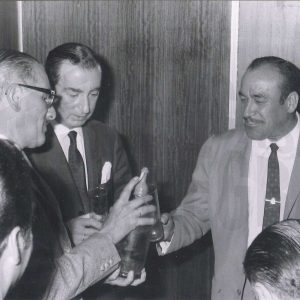 El Alcalde de Aranjuez, Manuel García Moreno, junto a otras personas tomando unas bebidas