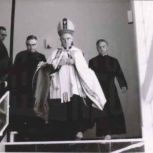 El Obispo Auxiliar  de Madrid, Francisco José Pérez Fernández-Golfín,  acompañado de otros sacerdotes  bajando unas escaleras