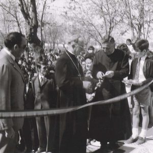 El Nuncio Luigi Dadaglio corta la cinta durante la inauguración del edificio de COU y Bachillerato del Colegio Apóstol Santiago de Aranjuez en presencia de muchas personas