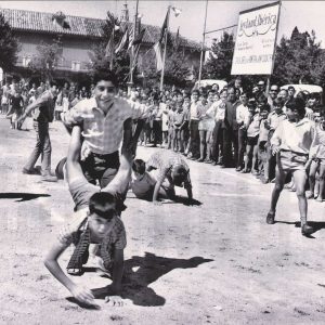 Niños en una competición de carreras de carretilla en la Plaza de San Antonio de Aranjuez