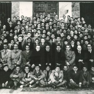 Un grupo de alumnos del Colegio Loyola posan con sus profesores en las escaleras de entrada al Palacio del Real Deleite en Aranjuez