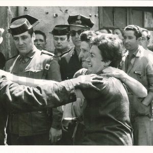 Dos mujeres lloran ante un bombero, guardias civiles y otras personas