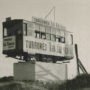 Vagón anuncio de Turrones La Fama sobre un bloque de hormigón