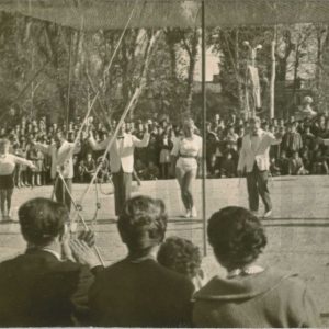 Varias personas en un espectáculo al aire libre bajo una carpa