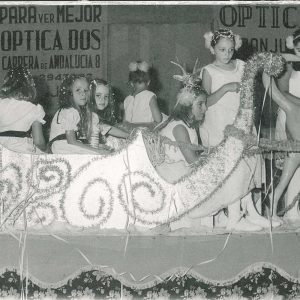 Varias niñas en una carroza en las Fiestas de Aranjuez