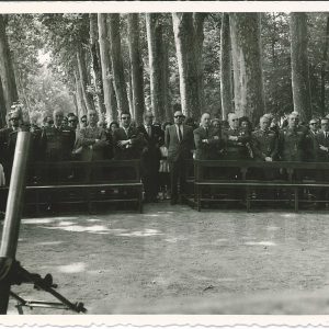 Diversas autoridades y otras personas durante una misa en el Jardín de la Isla en Aranjuez
